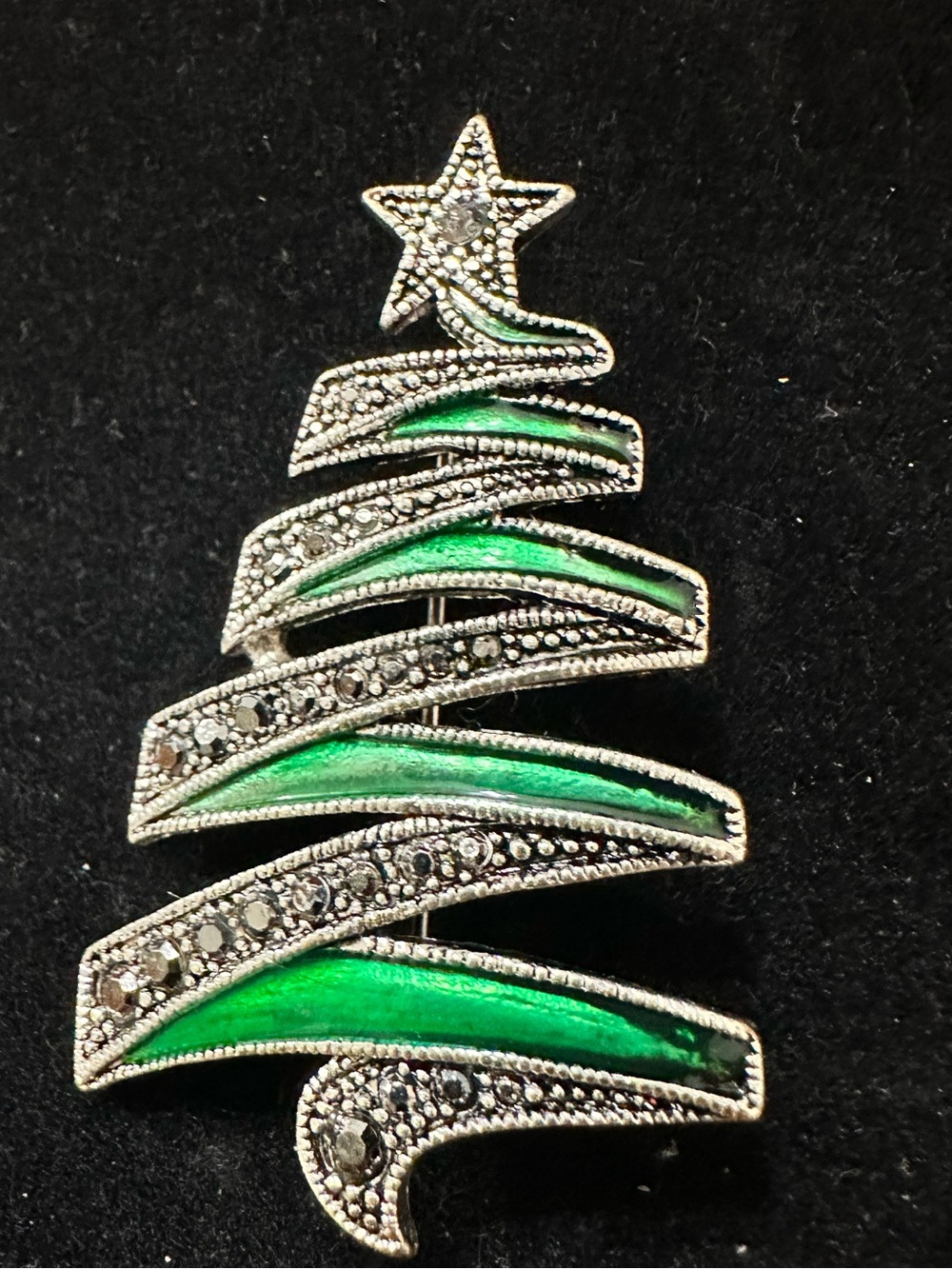 Vtge. Style silver-tone Christmas tree brooch featuring layered green enamel